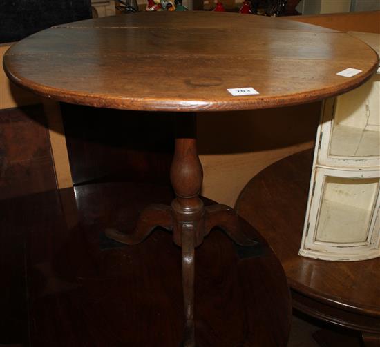 Oak circular tripod table(-)